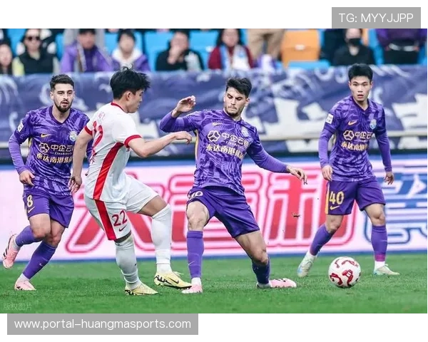 王禹在津门虎与长春亚泰比赛中因犯规被罚红牌离场 王禹在津门虎与长春亚泰比赛中因犯规被罚红牌离场