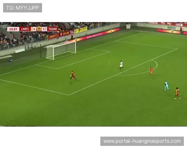 莱奥破门后滑跪庆祝，圣西罗球场响起阵阵欢呼